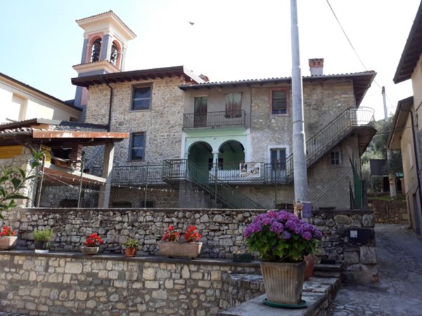 casa indipendente in vendita a Monte Isola in zona Senzano
