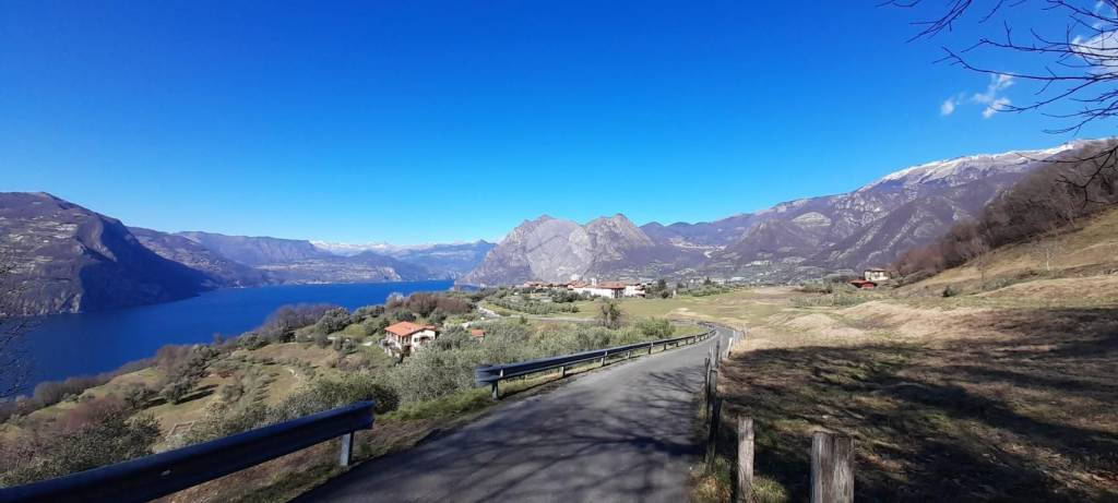 casa indipendente in vendita a Monte Isola in zona Masse