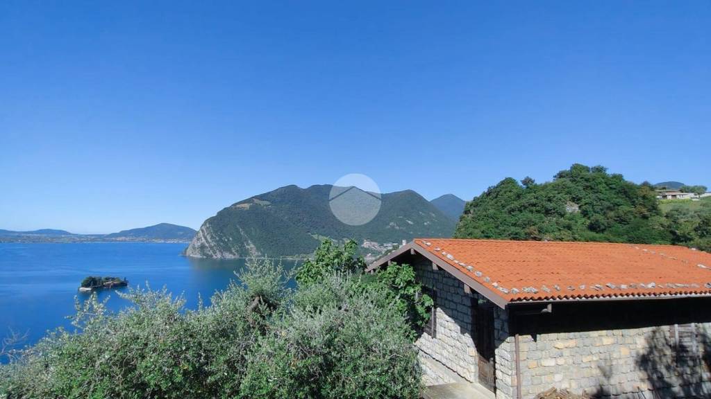 casa indipendente in vendita a Monte Isola in zona Senzano