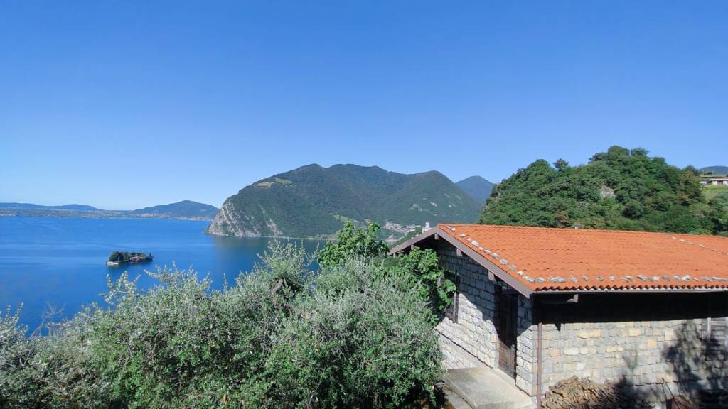 casa indipendente in vendita a Monte Isola in zona Senzano