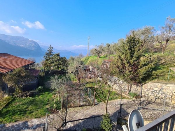 casa indipendente in vendita a Monte Isola in zona Peschiera Maraglio