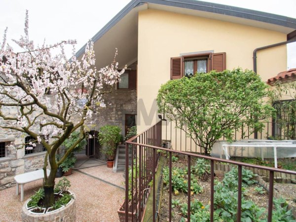 casa indipendente in vendita a Monte Isola in zona Siviano