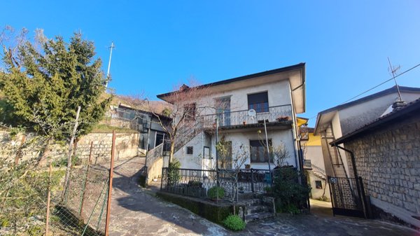 casa indipendente in vendita a Monte Isola in zona Senzano