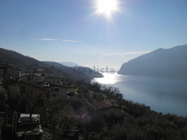 appartamento in vendita a Monte Isola in zona Siviano