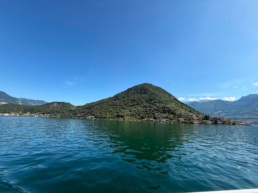 terreno agricolo in vendita a Monte Isola in zona Siviano