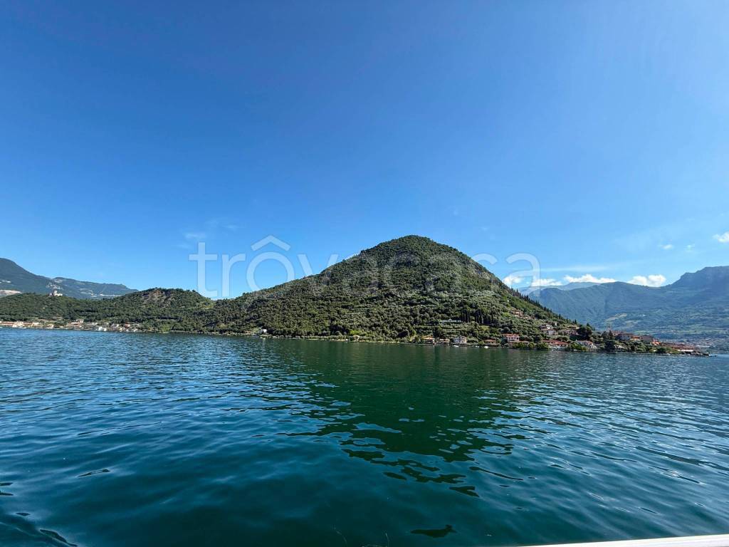 terreno in vendita a Monte Isola in zona Siviano