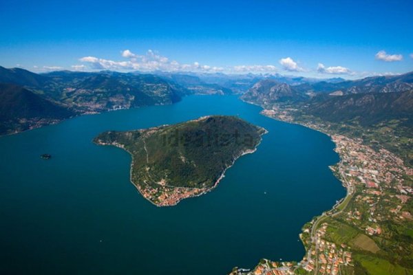 pentavano in vendita a Monte Isola in zona Senzano