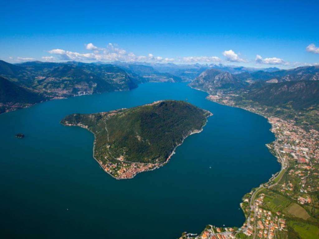 casa indipendente in vendita a Monte Isola in zona Senzano