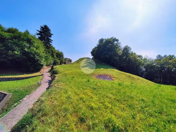 terreno in vendita a Monte Isola in zona Cure