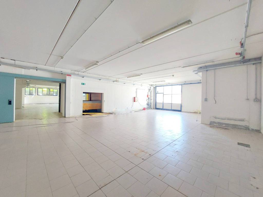 locale commerciale in vendita a Monticelli Brusati