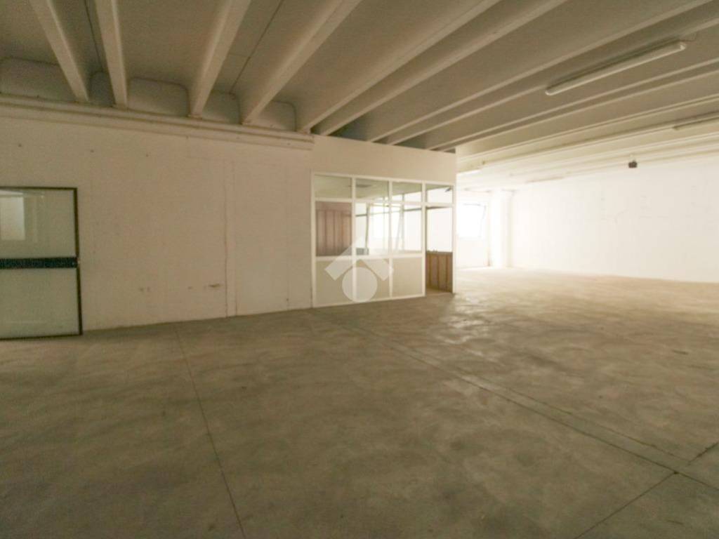 locale commerciale in vendita a Monticelli Brusati