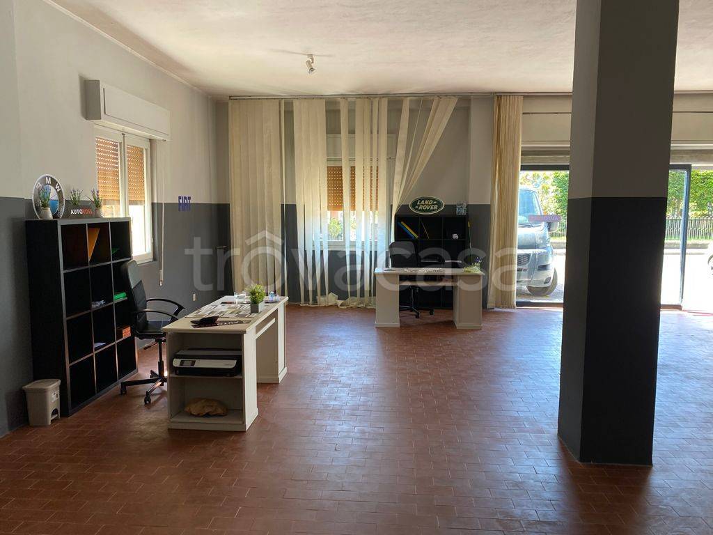 locale commerciale in vendita a Monticelli Brusati
