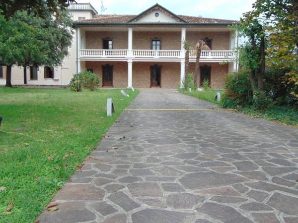 casa indipendente in vendita a Montichiari in zona Centro Storico