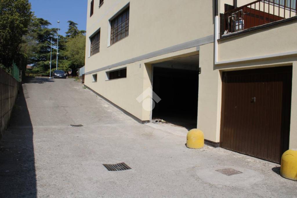 locale commerciale in vendita a Montichiari