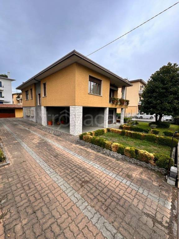 casa indipendente in vendita a Montichiari