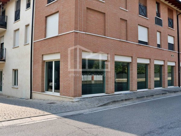 negozio in vendita a Montichiari in zona Rò