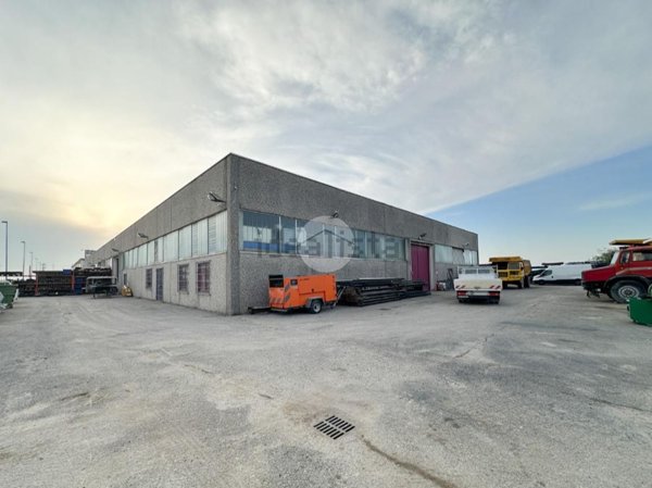 capannone in vendita a Montichiari in zona Fascia D'oro