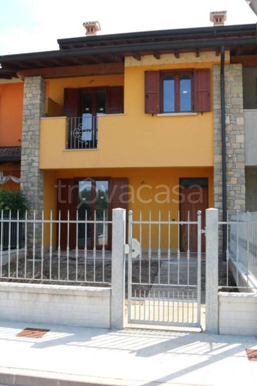 casa indipendente in vendita a Montichiari in zona Bredazzane