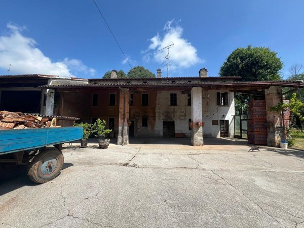 casale in vendita a Montichiari in zona Chiarini