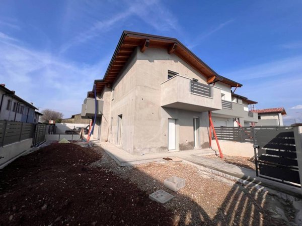 casa indipendente in vendita a Montichiari in zona Rò
