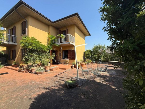 casa indipendente in vendita a Montichiari in zona Rò