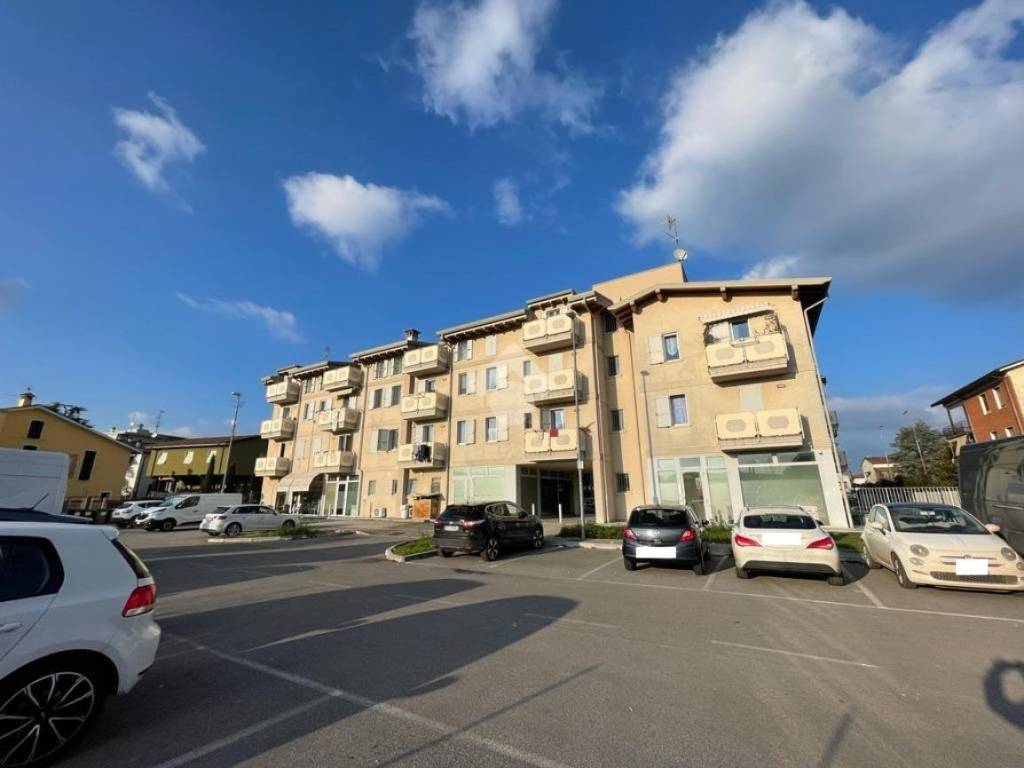 negozio in vendita a Montichiari in zona Rò