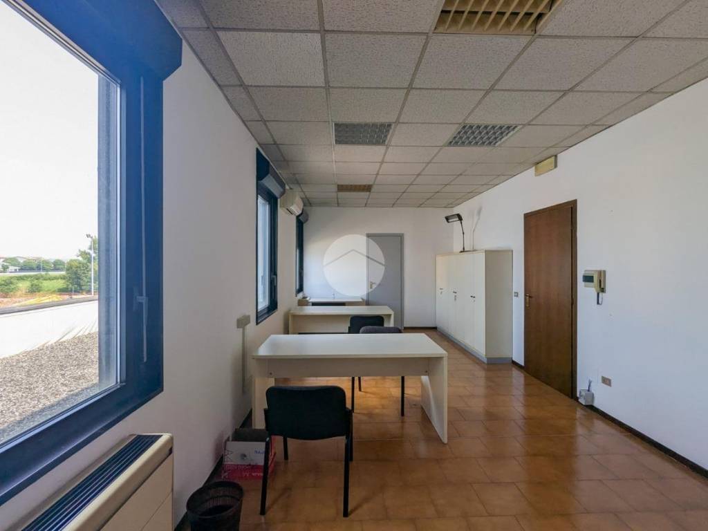 ufficio in vendita a Montichiari in zona Rò