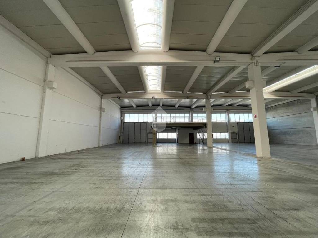 locale commerciale in vendita a Montichiari in zona Rò