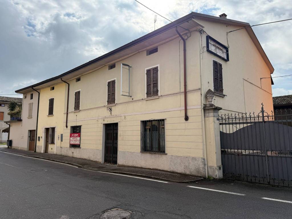 intera palazzina in vendita a Montichiari in zona Rò