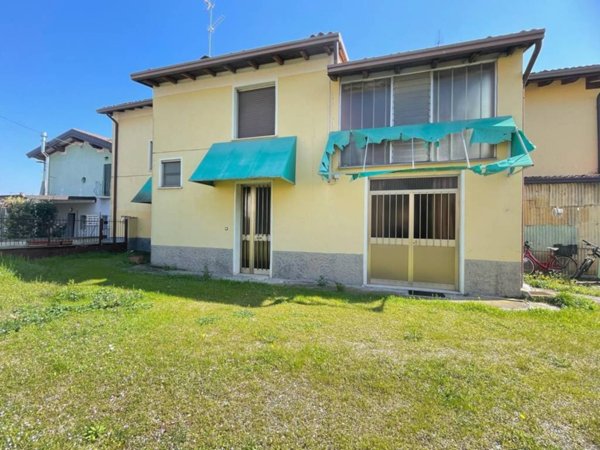 casa indipendente in vendita a Montichiari in zona Rò