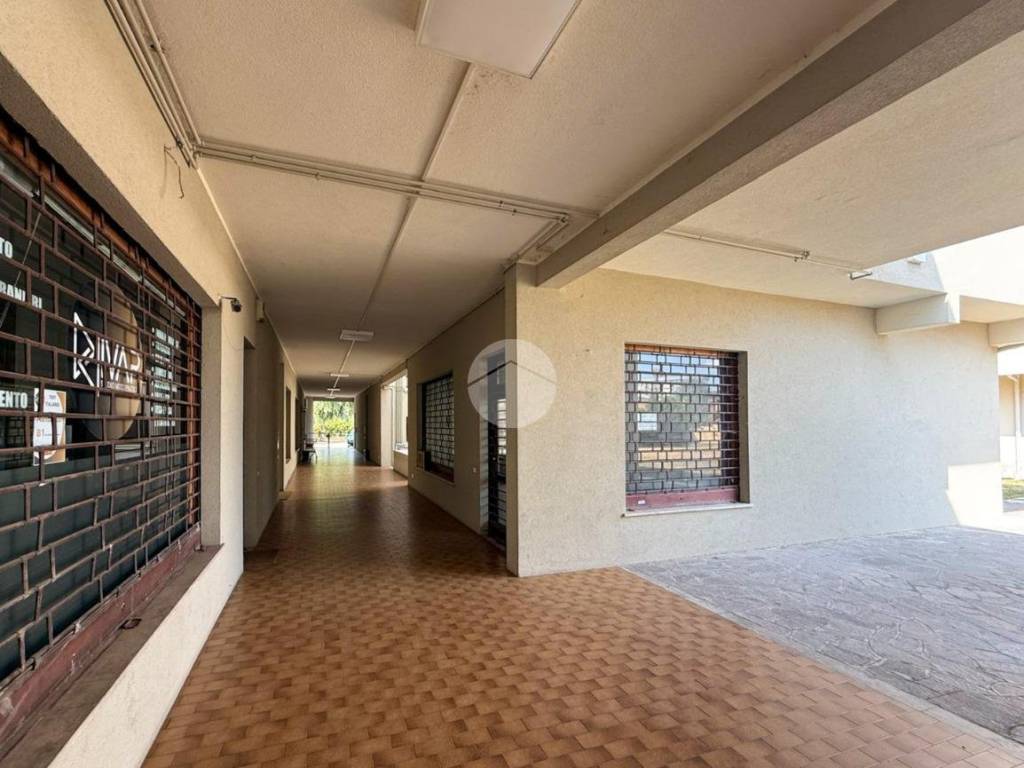 negozio in vendita a Montichiari in zona Rò