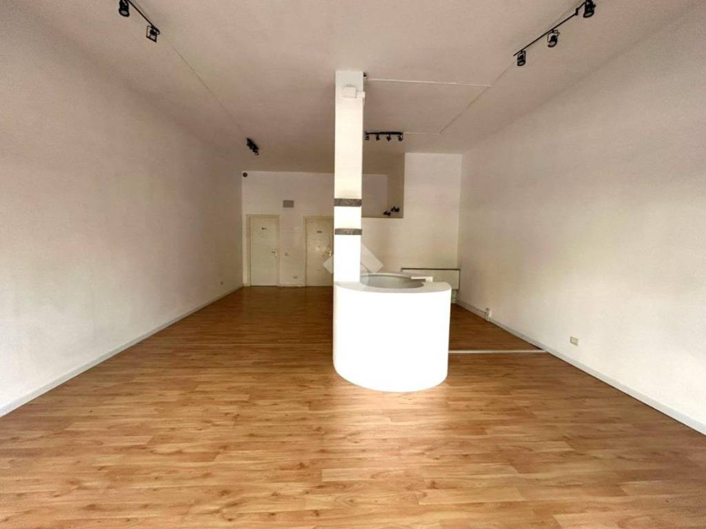 negozio in vendita a Montichiari in zona Rò