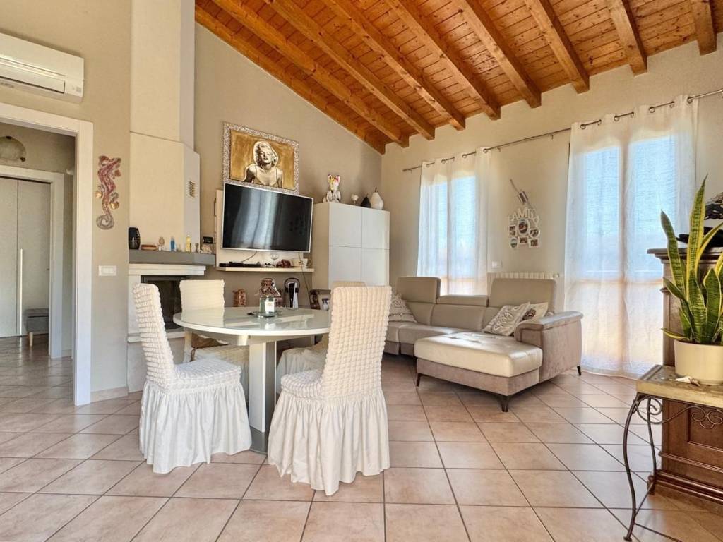 appartamento in vendita a Montichiari in zona Rò
