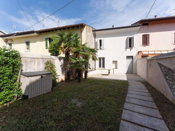 casa indipendente in vendita a Montichiari in zona Rò