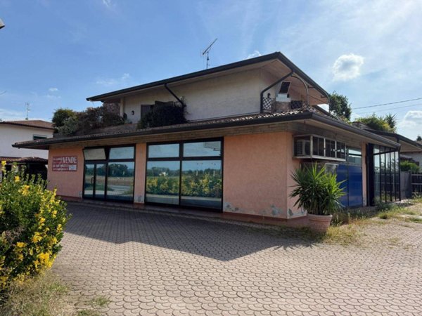 negozio in vendita a Montichiari in zona Rò