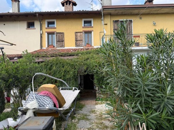casa indipendente in vendita a Montichiari in zona Bredazzane
