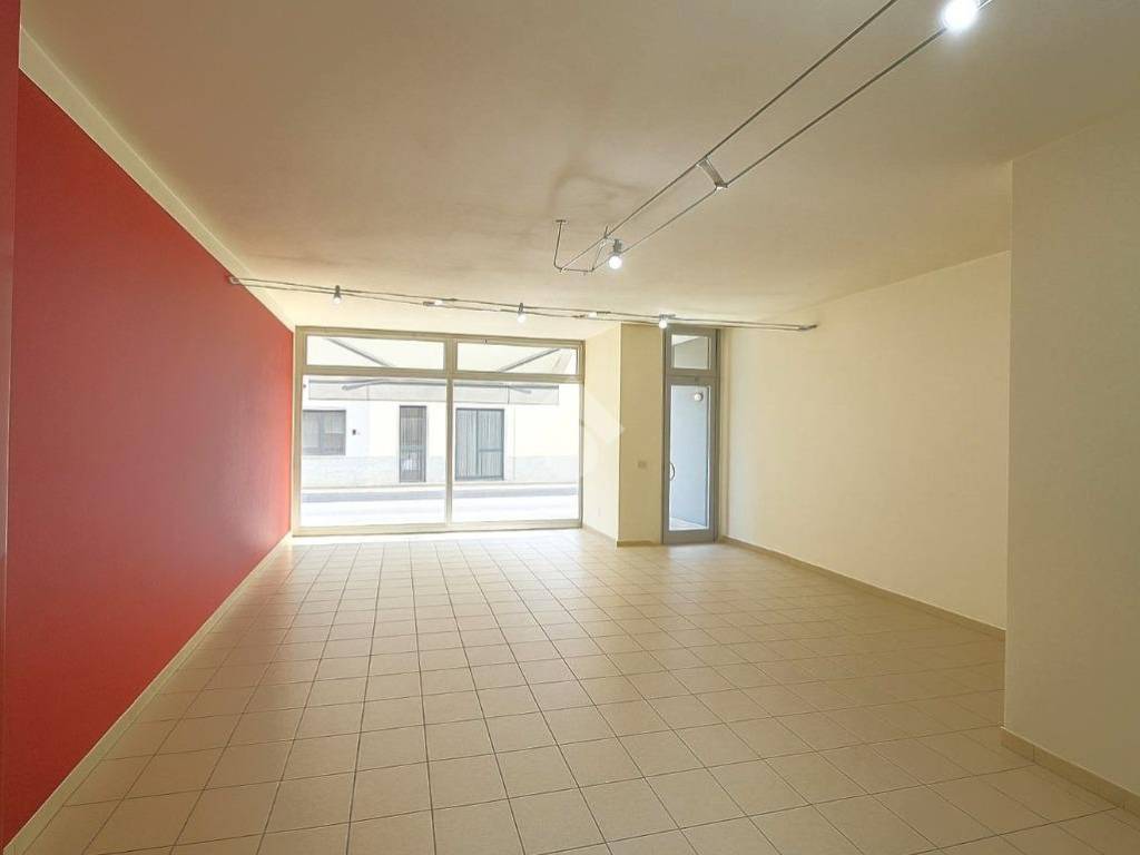 negozio in vendita a Montichiari in zona Rò