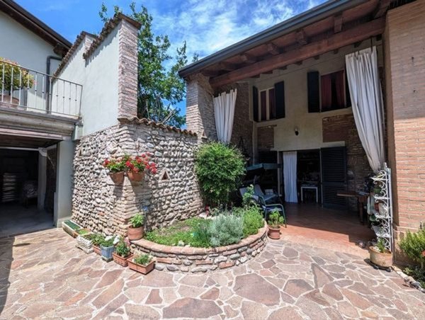 casa indipendente in vendita a Montichiari in zona Centro Storico