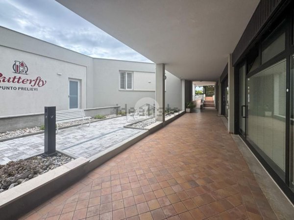 locale commerciale in vendita a Montichiari