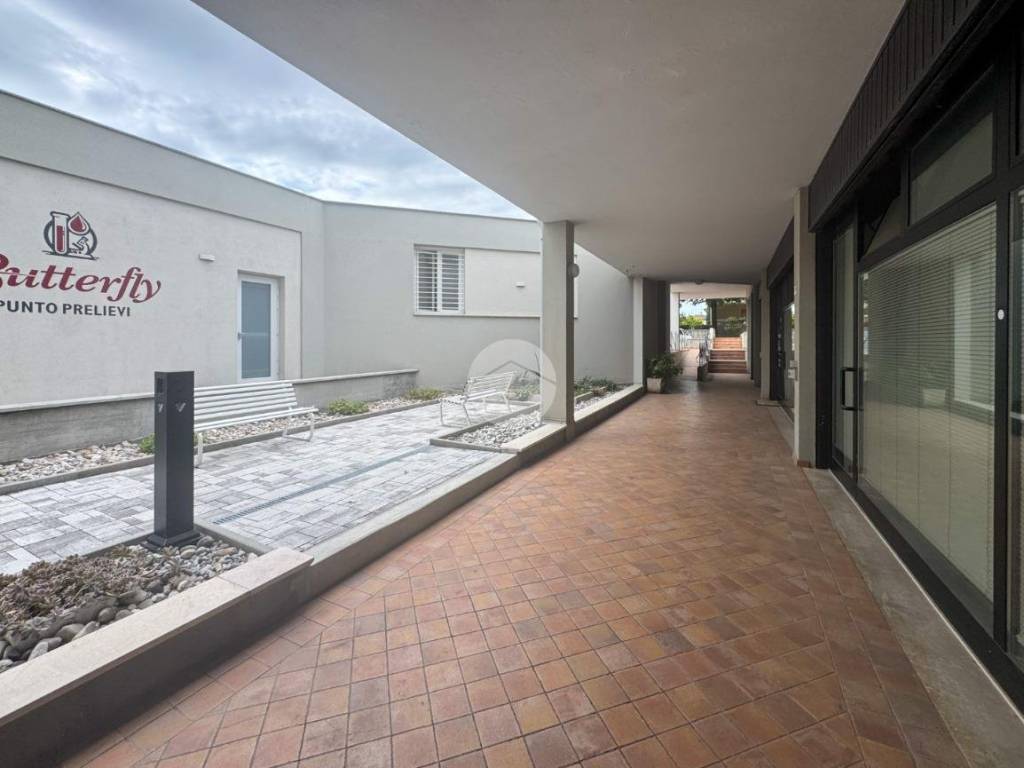 negozio in vendita a Montichiari in zona Rò