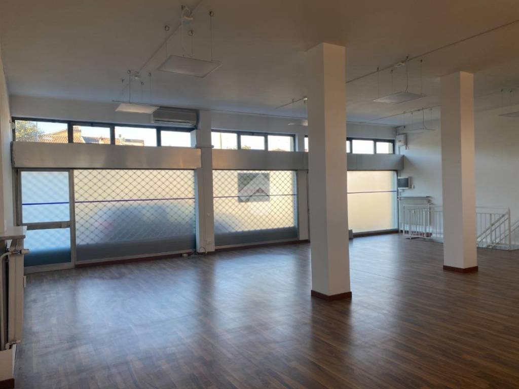 negozio in vendita a Montichiari in zona Rò