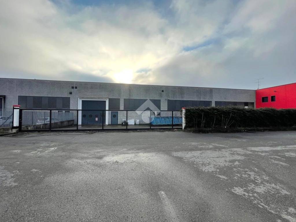 capannone in vendita a Montichiari in zona Fascia D'oro