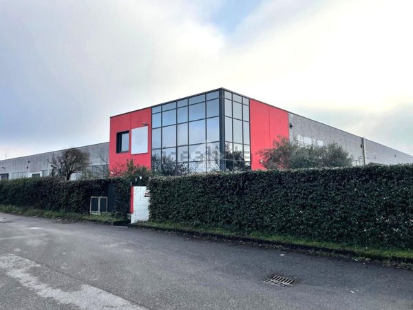 locale commerciale in vendita a Montichiari in zona Fascia D'oro