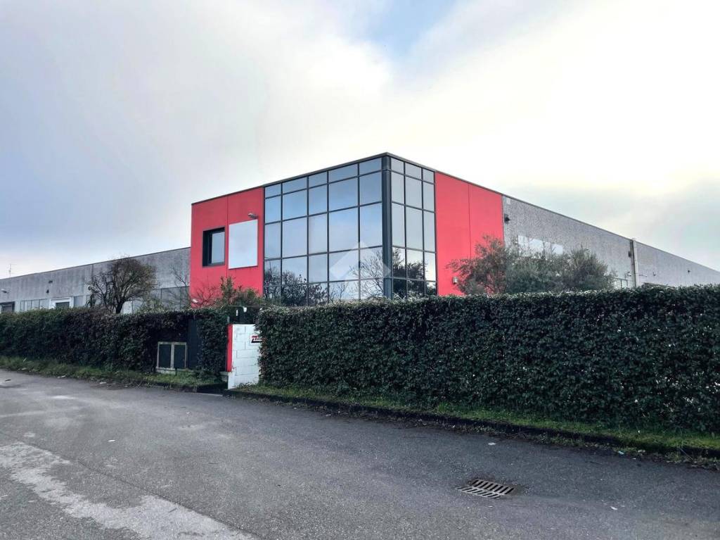 locale commerciale in vendita a Montichiari in zona Fascia D'oro