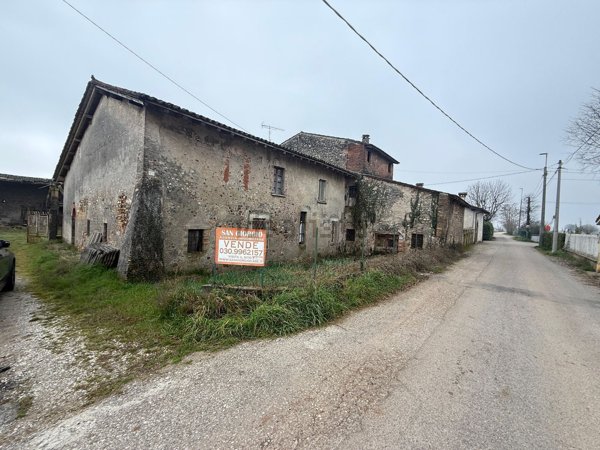 casale in vendita a Montichiari in zona Rò