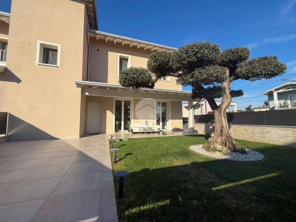 casa indipendente in vendita a Montichiari in zona Rò