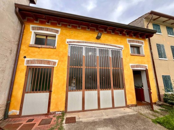 locale commerciale in vendita a Montichiari in zona Vighizzolo