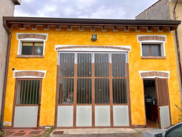 locale commerciale in vendita a Montichiari in zona Vighizzolo
