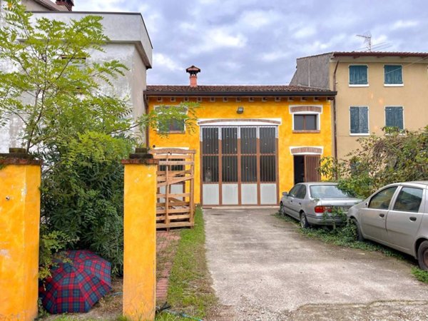 locale commerciale in vendita a Montichiari in zona Vighizzolo