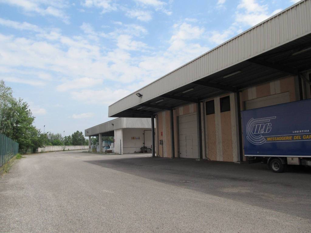 locale commerciale in vendita a Montichiari